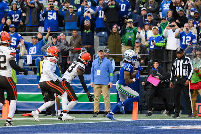 Seahawks receiver Jaxson Smith-Njigma scores the game-winning touchdown against the Browns in Week 8.